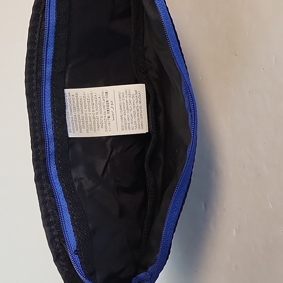 NWT- Nike waist pack- black with blue trim- unisex - Picture 6 of 9